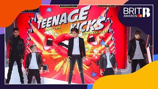 Video thumbnail of "One Direction - One Way Or Another (Teenage Kicks) (Live at The BRITs 2013)"