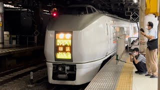 【臨時特急草津83号に伴う送り込み回送】JR東日本651系1000番台OM205編成が回送電車として上野駅13番線に到着するシーン（回9924M）2022.8.13