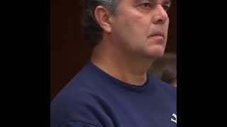 Pai herói tenta atacar o abusador de suas filhas no tribunal.