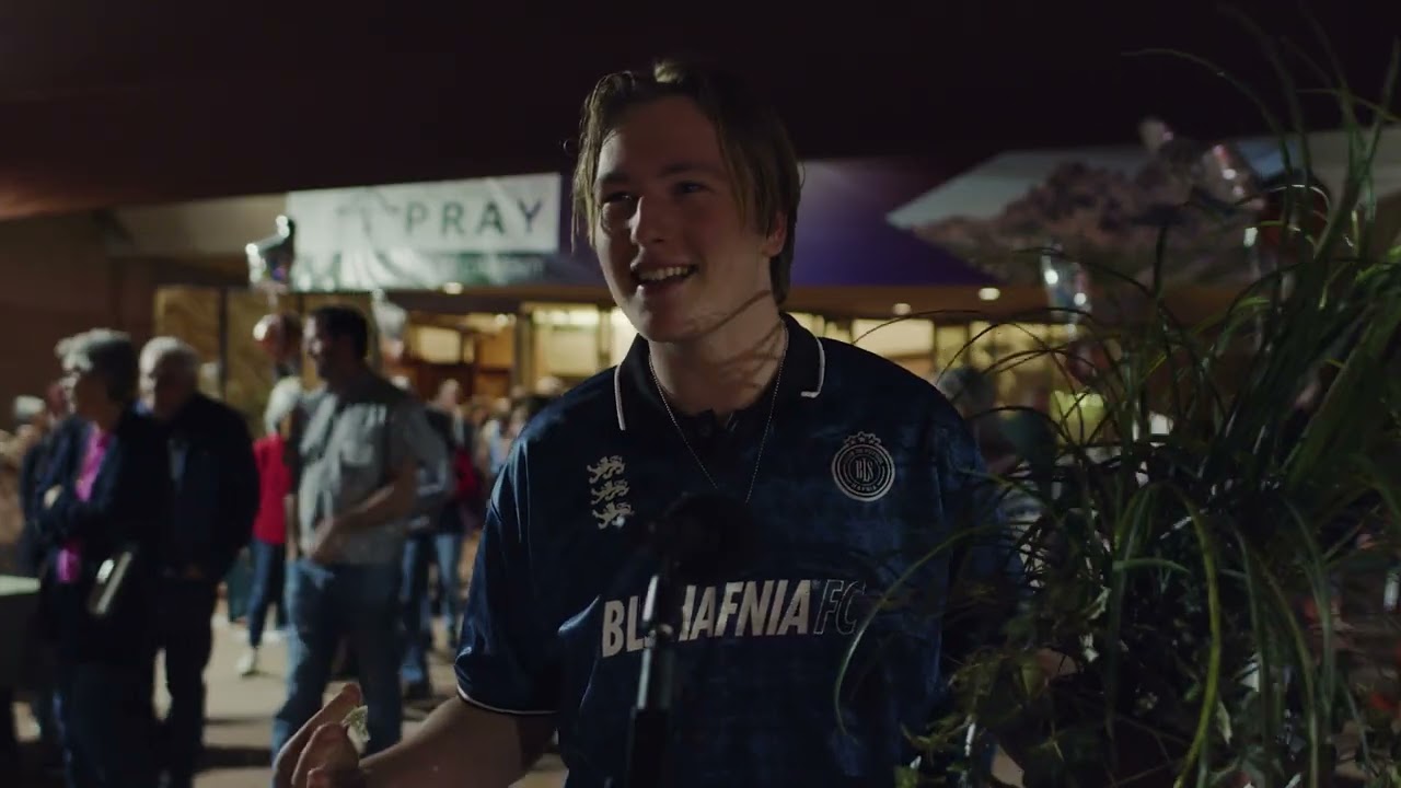 Общение отца Джима с молодым человеком во время его выступления.