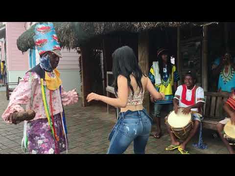 Ónice Flores bailando punta, Roatan, Honduras