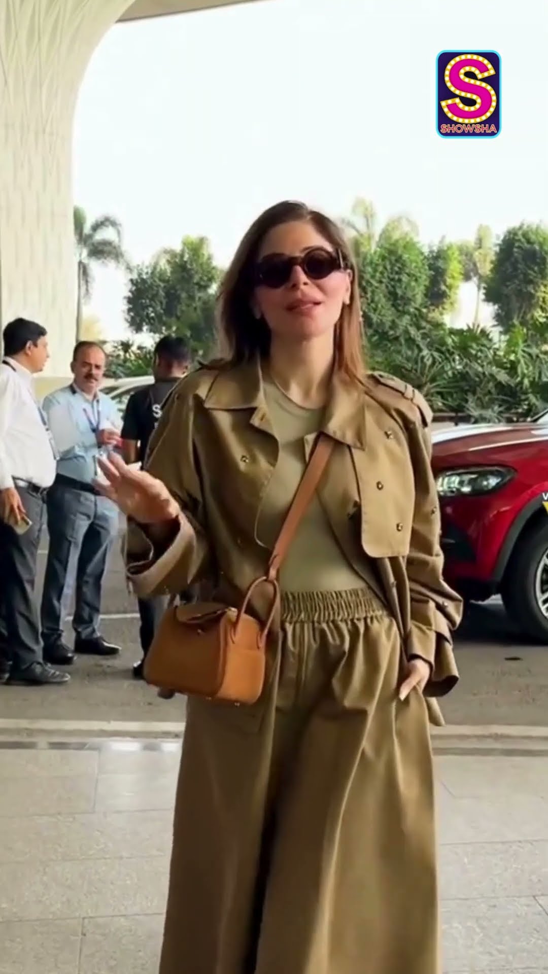 Kanika Kapoor Serving Runway Vibes At The Airport! | N18S #Shorts #entertainment #bollywood News18