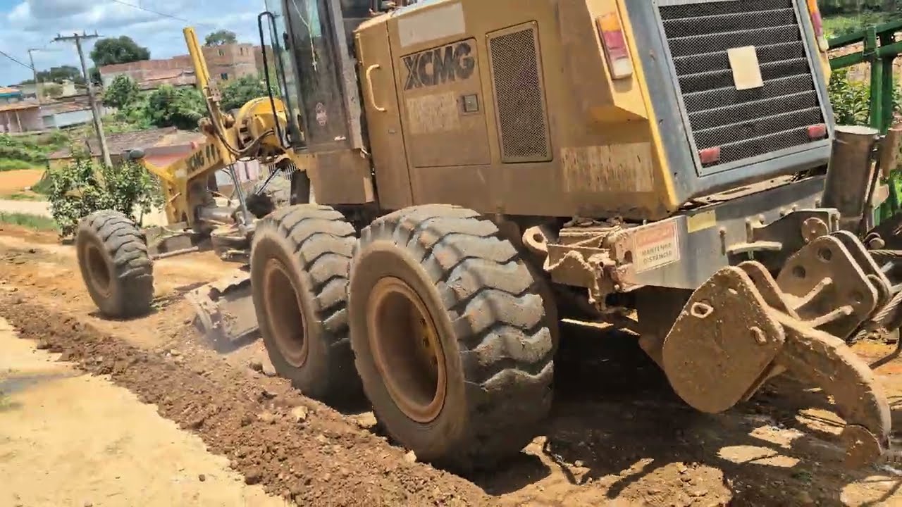 A obra estava a todo vapor/pavimentação/ interior se transformando em rua 