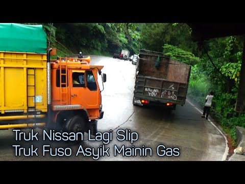  Truk  Nissan Lagi Slip Truk Fuso Orange  Asyik Mainin Gas 