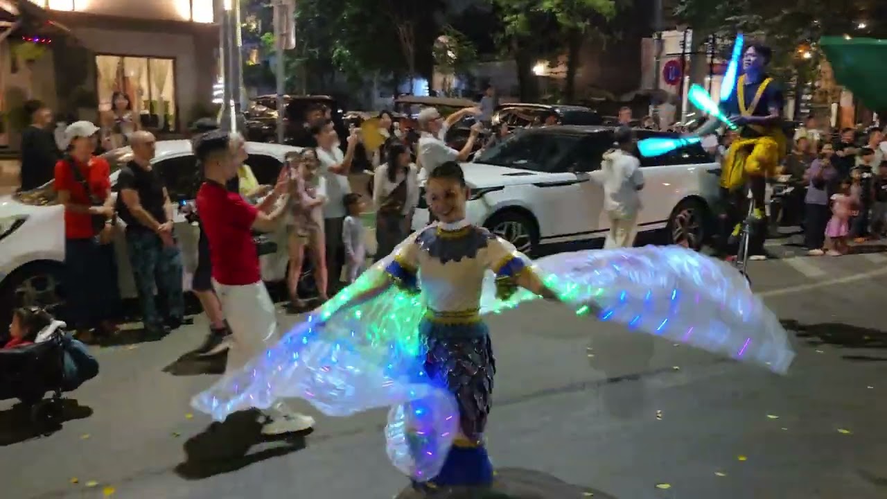 ទិដ្ឋភាពព្រឹត្តិការណ៍ក្បួនហែតុក្កតាយក្សនៅមាត់ស្ទឹងក្រុងសៀមរាបនាយប់ថ្ងៃទី២១ខែកុម្ភៈឆ្នាំ២០២៦ ✨🕊