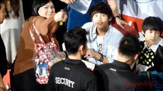 [FANCAM] 120116 FTI FANSIGN SG - SEUNGHYUN WAVING TO OUR DIRECTION