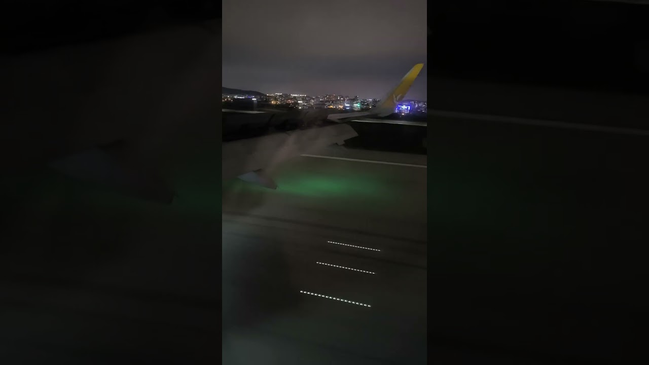 Ночная посадка в красивом международном аэропорту имени Сабихи Гёкчен, г. Стамбул, Turkey 