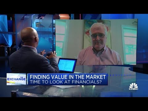 Why investors should favor value over growth: Neuberger Berman's Eli Salzmann