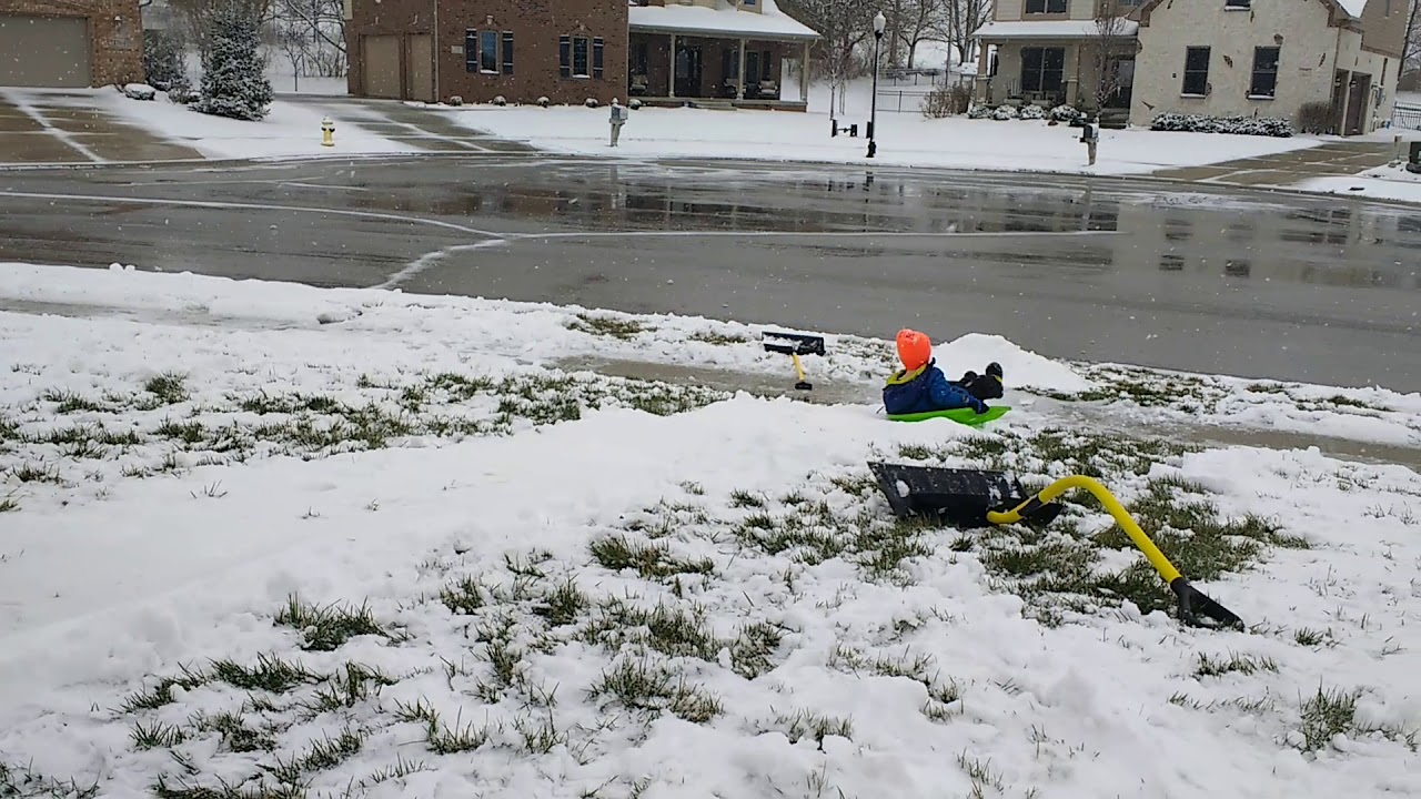 Playing in the spring snow(2) - YouTube