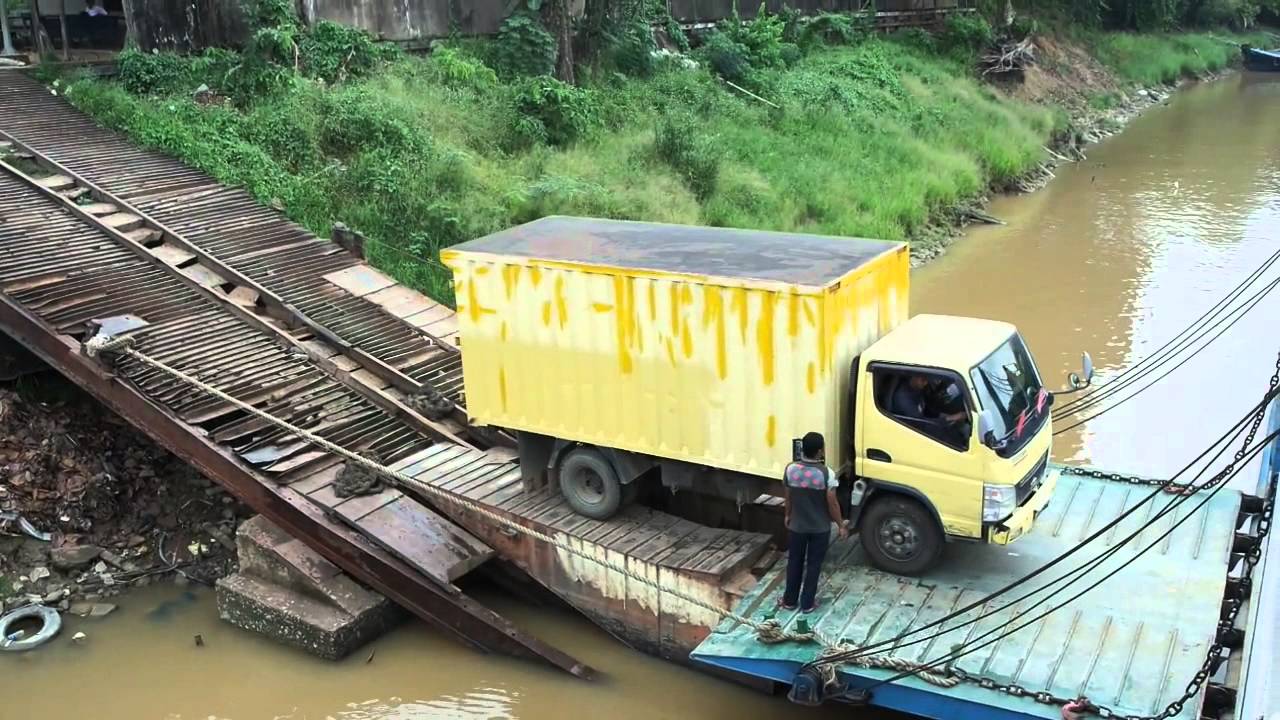 Penyeberangan piasak tayan mobil truk  naik  kapal  YouTube