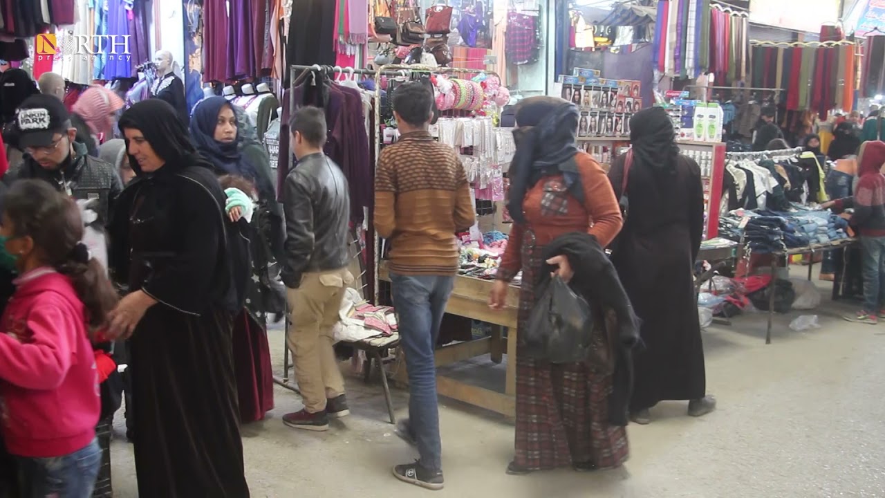 قبيل ساعات من تطبيق قرار الإغلاق الكلي.. مشاهد تظهر ازدحام في أسواق منبج استعداداً لقدوم شهر رمضان.