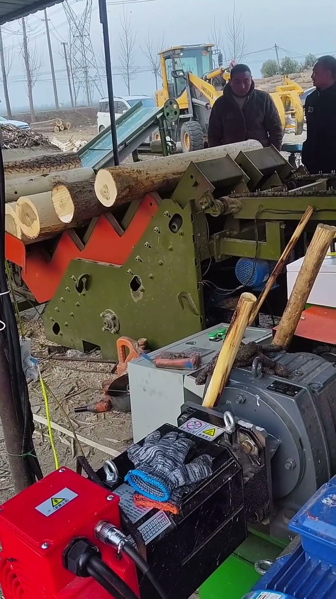 Automatic wood feeding process- Good tools and machinery make work easy