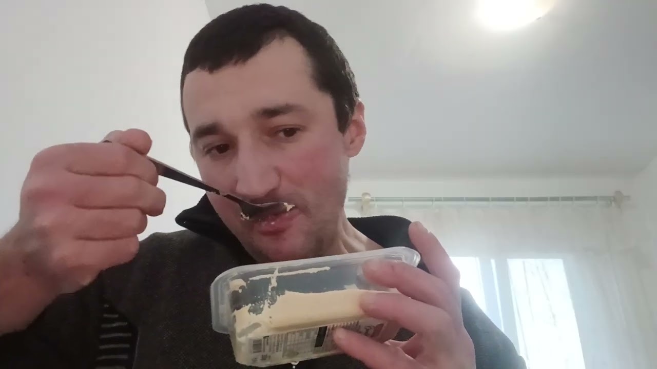 Andrei mănâncă humus și bea bere !