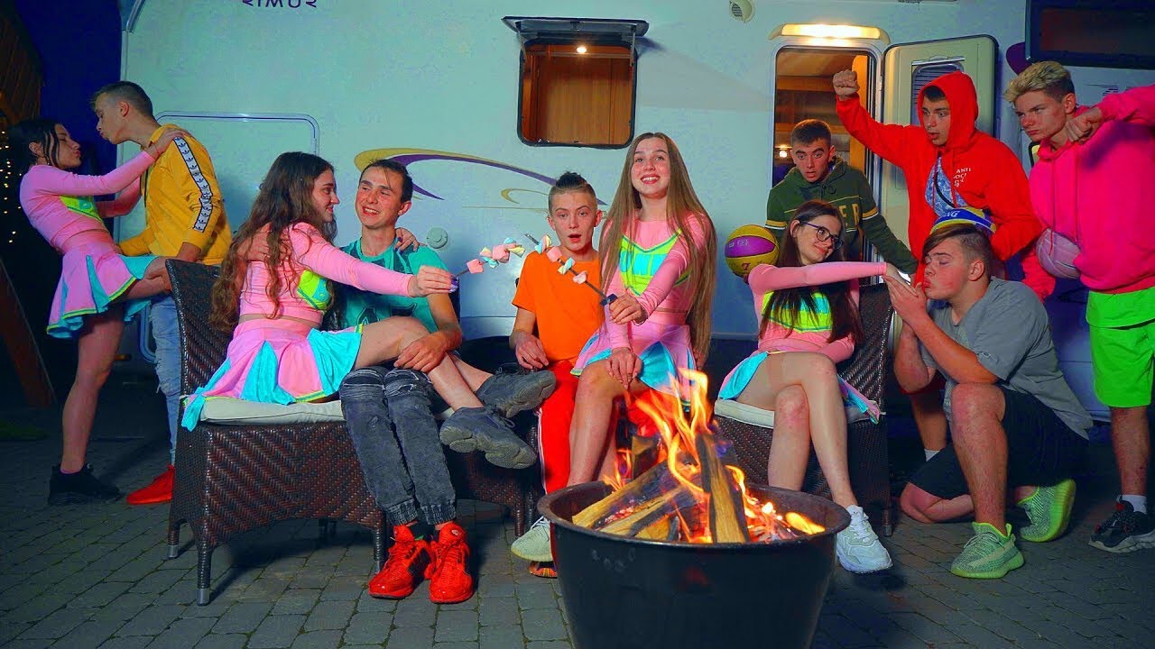 VZTAHY MEZI KRÁSKAMI A ZTROSKOTANCI 😍 Milostná dobrodružství teenagerů | Diana a přátelé