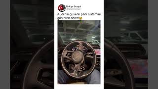Audi Aracının Güvenli Otomatik Park Sistemini Gösteren Adam.
