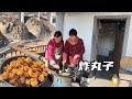 家里萝卜太多吃不完，阿凯老妈炸一锅丸子，炖上大锅菜太美味了