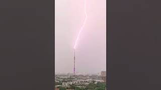 Мощная молния ударила в Останкинскую телебашню в Москве