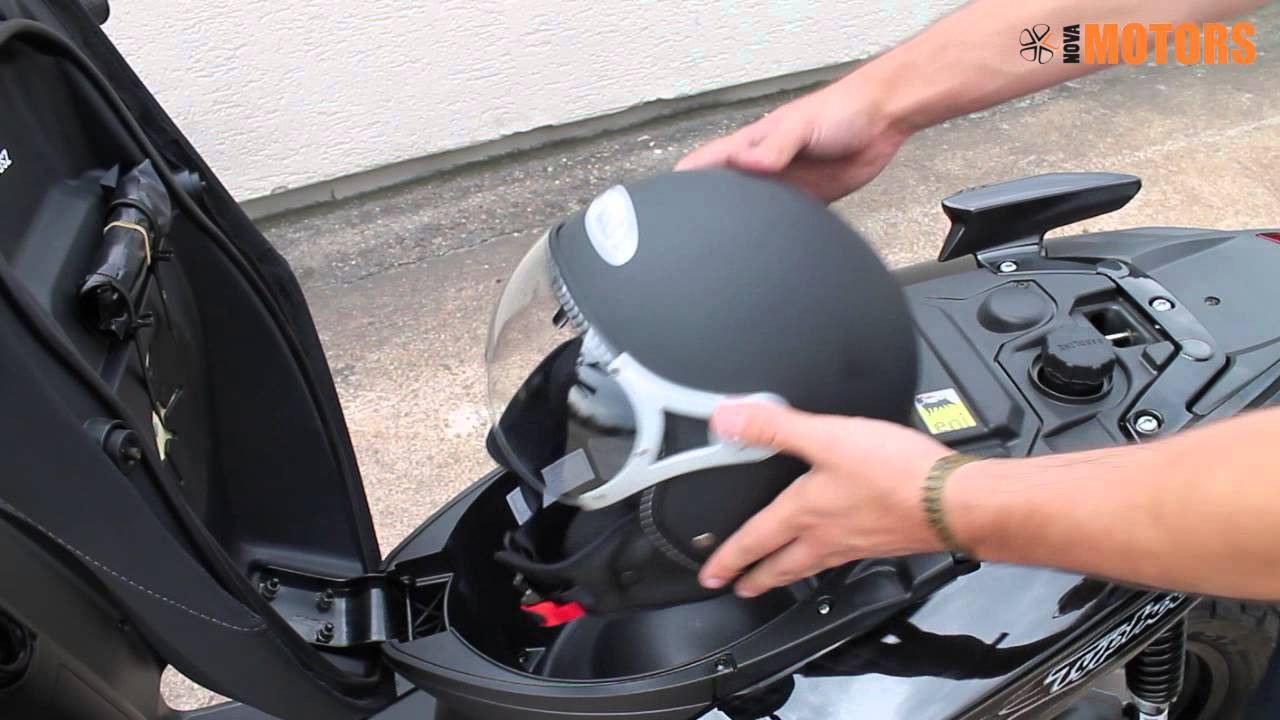 Piaggio TPH 50 - Helmfach - YouTube