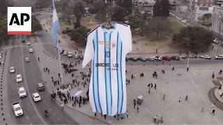 Argentina fans unfurl a giant Messi jersey ahead of World Cup final vs Spain