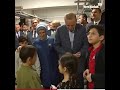 После того, как Эрдоган проголосовал, он поговорил с гражданами и раздал присутствующим детям деньги