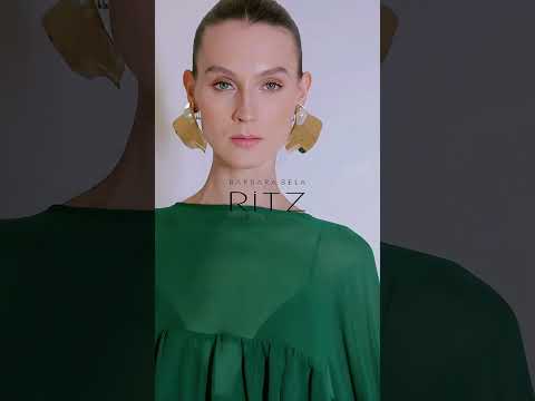 Vestido longo em georgette de seda com capa esvoaçante