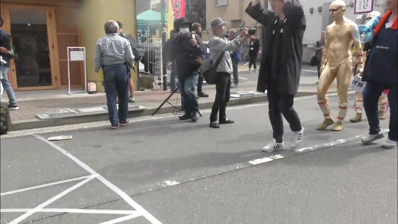 金粉ショー ハミ出し 14日1回目の金粉ショウが終わり帰っていく大駱駝艦のみなさん - YouTube