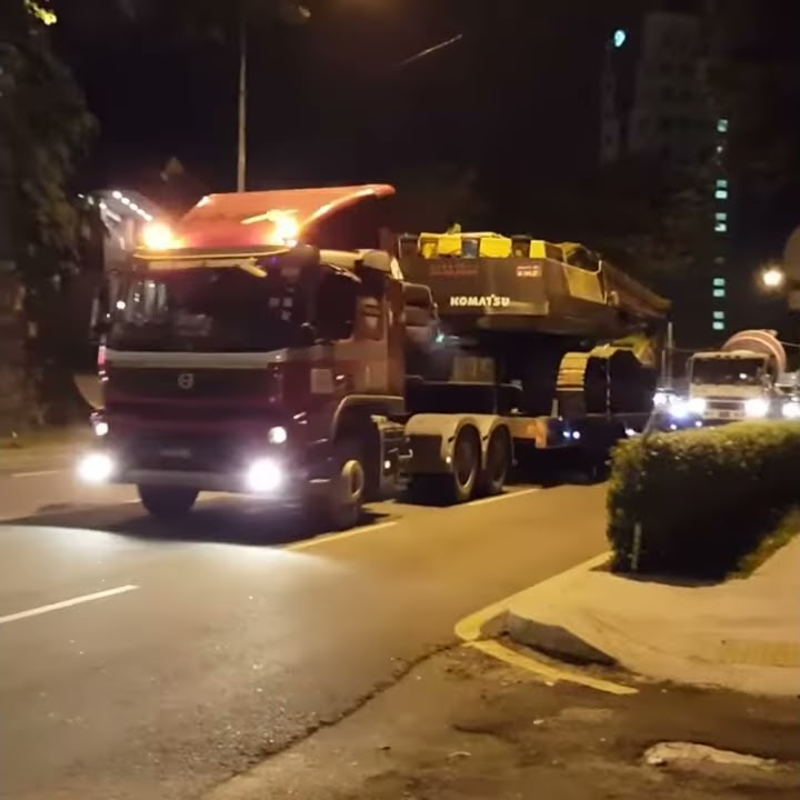 Volvo FMX 6X4 with 7 axles low loader @ Jln Bukit Bintang (hd)
