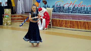 Little Russian Girl dancing on Indian song ! Aaja Nachle !