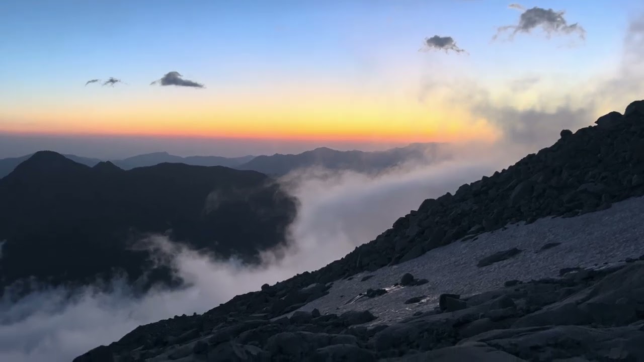 À la brèche supérieure du Portillon, un bivouac.