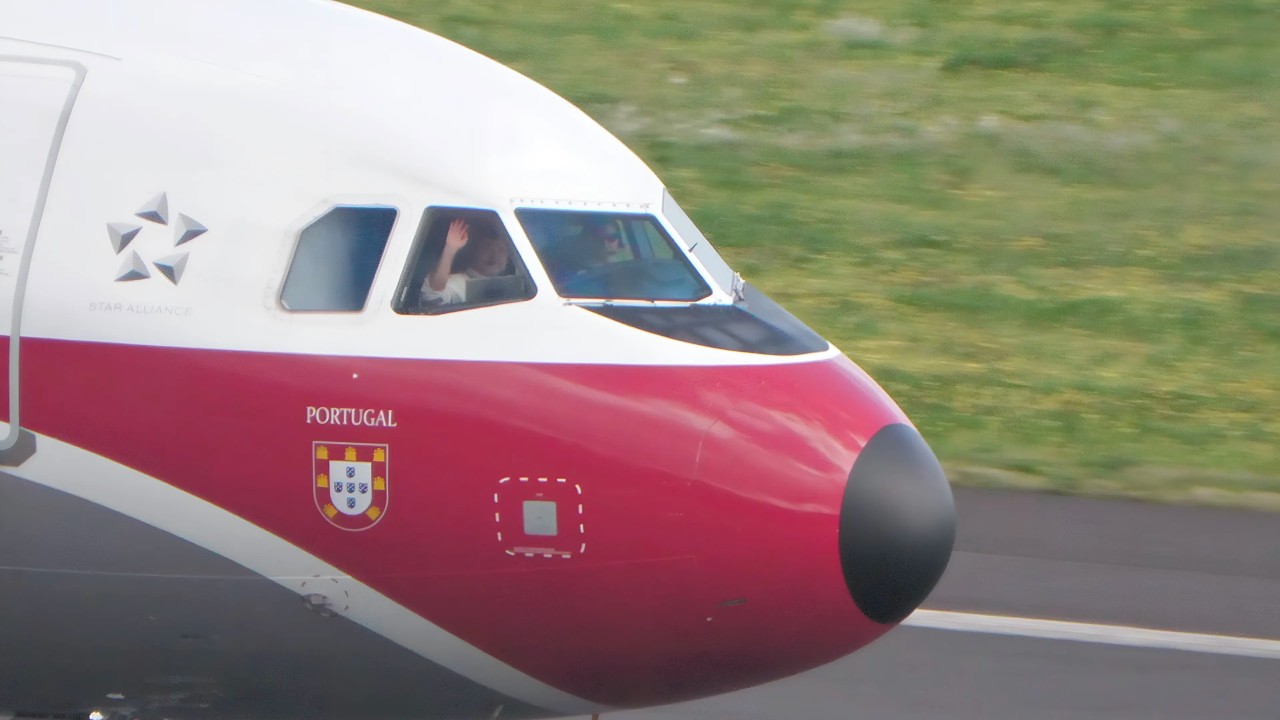 RETRO LIVERY & PILOT WAVE TAP 321n at Madeira Airport