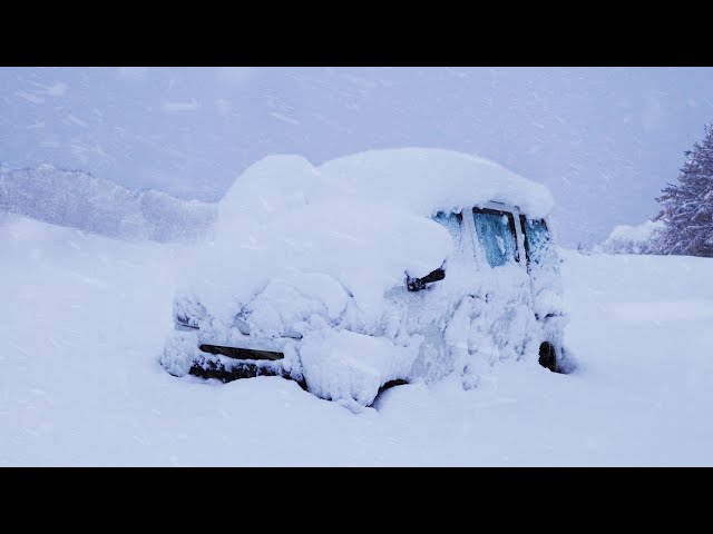 [Heavy Snow]Camping alone in a small car. Car was completely covered with snow. class=