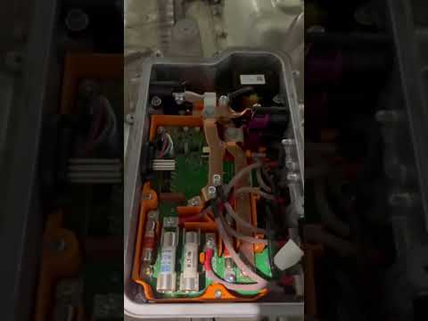 Bezpiecznik jest spalony. Wymieniamy bezpiecznik i grzałkę PTC (PTC heater) w Tesli Model S.