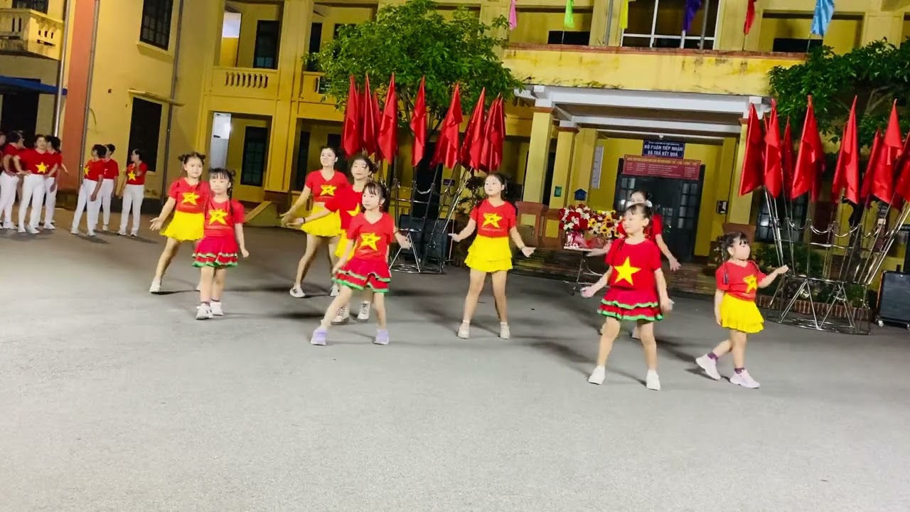 Khát vọng tuổi trẻ . Bài nhảy sôi động của Các bạn Trung tâm Aerobic Thiên Hương