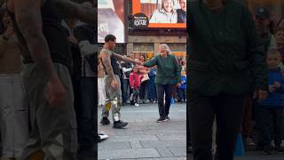 Times Square’s breakdance, New York City breakdancing! #youtubeshorts #timessquare #newyorkcity