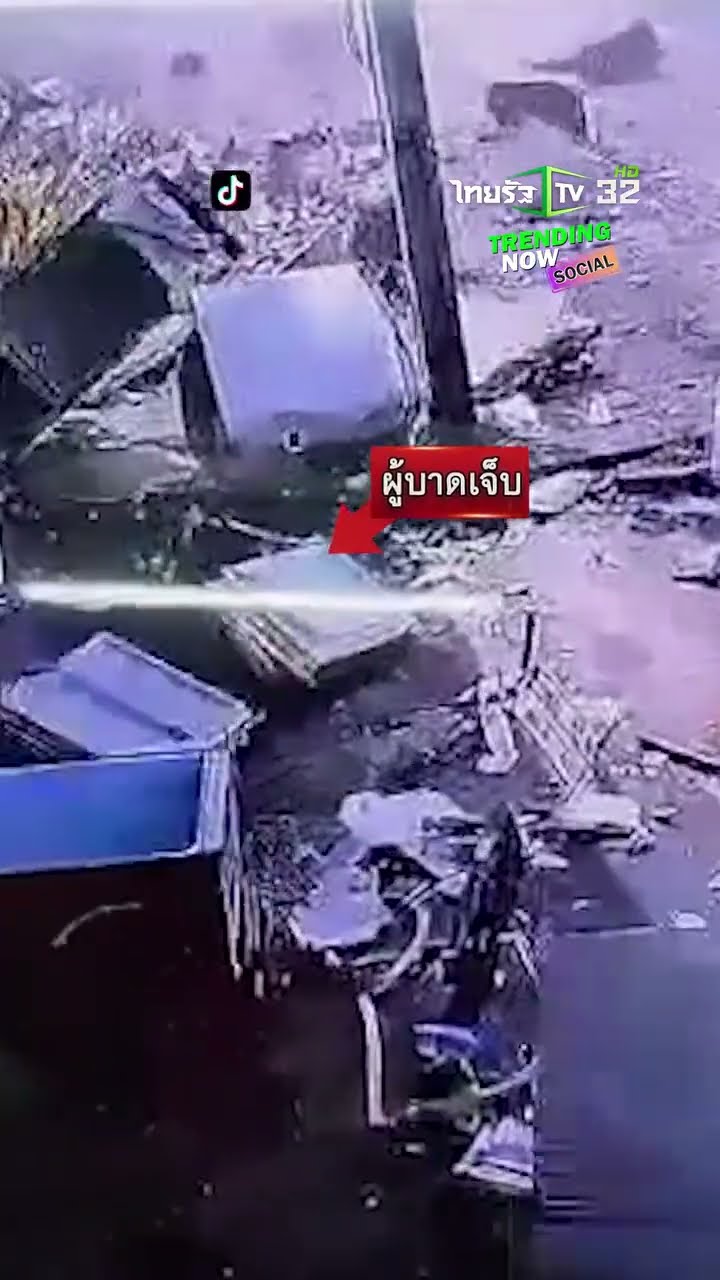 นาทีระทึก! หนุ่มยืนขายของอยู่หน้าร้าน เจอเก๋งหลับในพุ่งชน | ThairathTV
