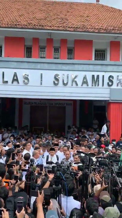 Sahabat dan kerabat menyambut Anas Urbaningrum di Lapas Sukamiskin