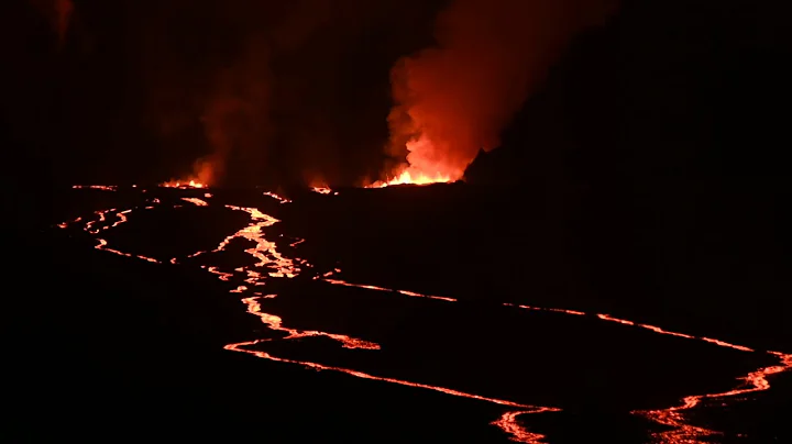 Mauna Loa Eruption 2022 - Fissure 3, lava fountains