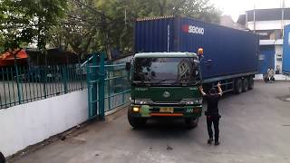 Download lagu Container keluar gudang sjr Container keluar gudang sjr