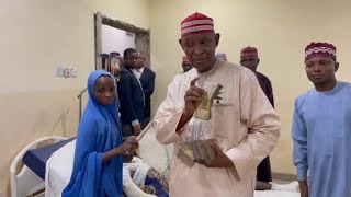 Mai Girma Gwamnan Kano kenan Yayin duba marasa lafiya da iftila'in konuwa a masallaci