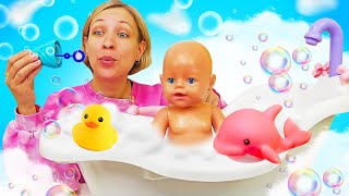 Bébé Born Emilie prend un bain avec ses jouets. Jeux à la nounou pour filles