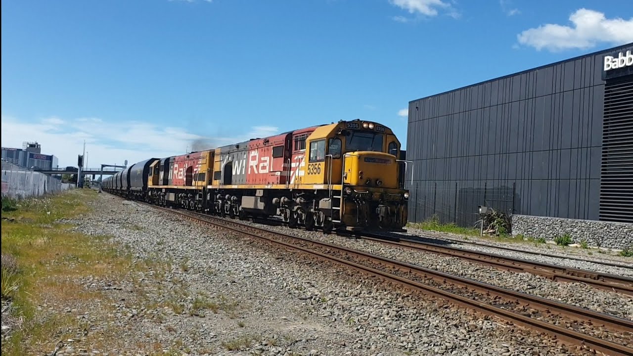 DXC 5356 & DXC 5425 On Train W4D At Montreal Street - YouTube