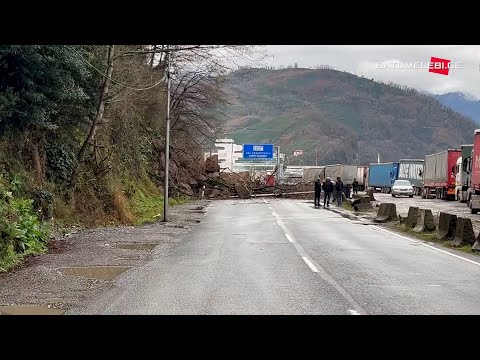 სარფში გზის პირას კლდე ჩამოიშალა