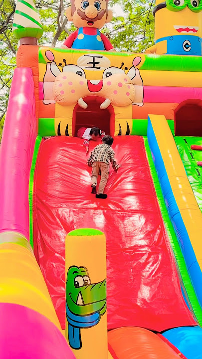 Tolong dan semangati teman panjat prosotan merah istana balon seru #shorts #viral #funny #fyp #cute