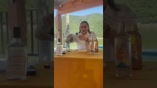 Adriana Miranda cumple su reto del mezcal de Apetlanca Guerrero México