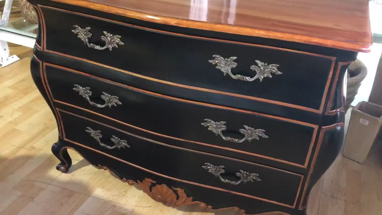 Elegância Clássica: Bombe Chest Francês Ferguson Copeland - Uma Peça de Destaque para Seu Lar