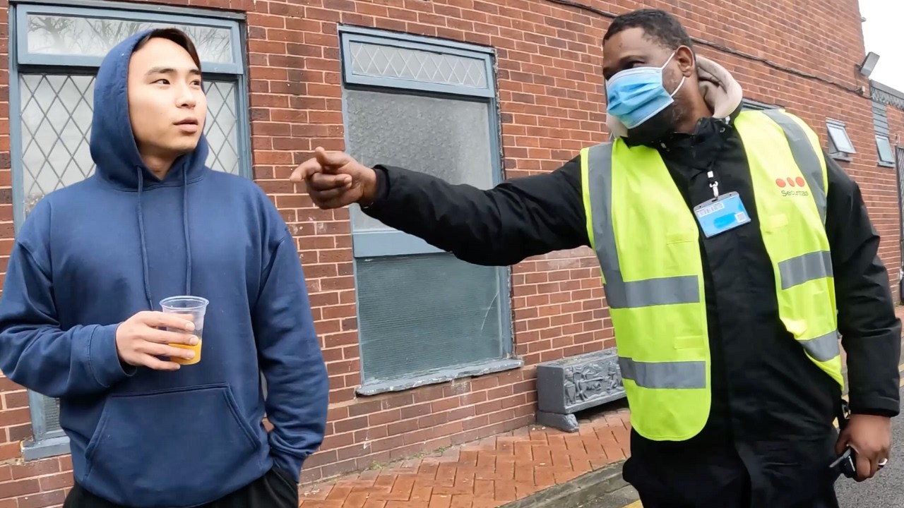 Охранник-хулиган отдаёт приказы в отеле для мигрантов 🤦🏼‍♂️ (Вулверхэмптон)