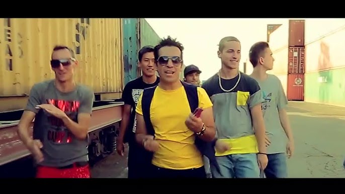 Oyoqlarini yoyadi va dikka otiradi