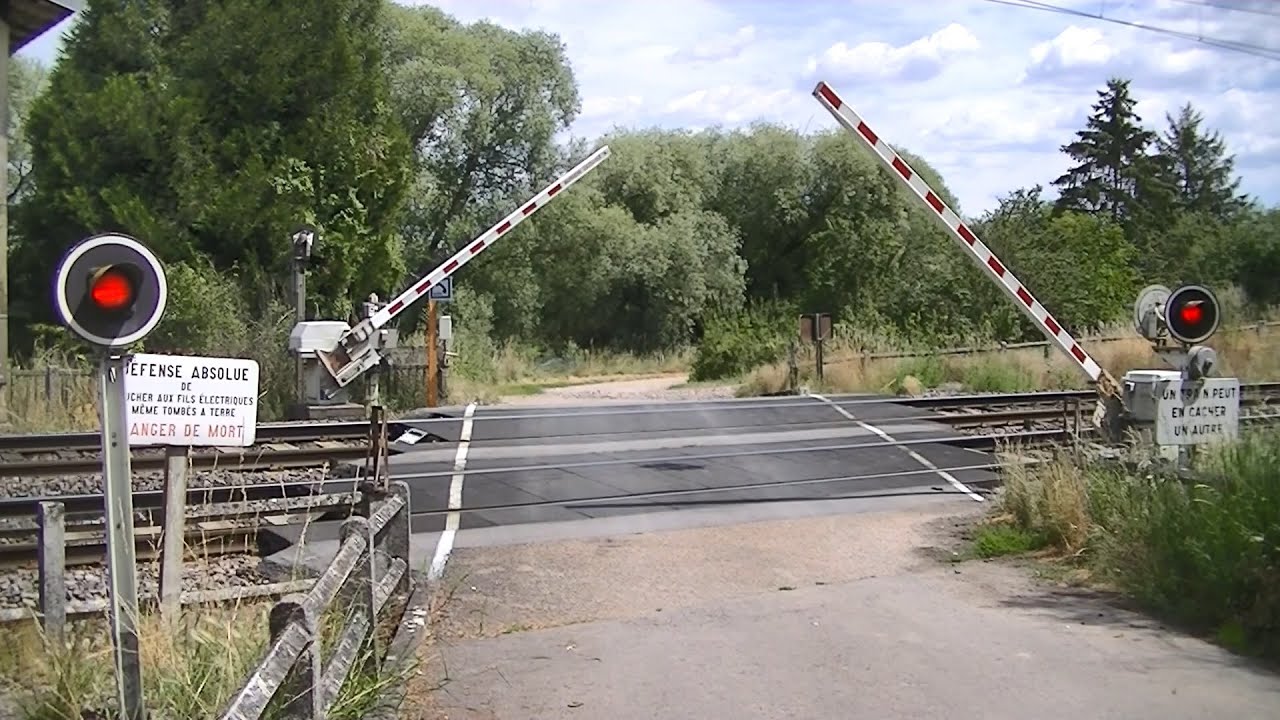 Spoorwegovergang Lemud (F) // Railroad crossing // Passage à niveau