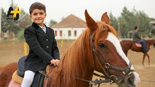 طفل لبناني ماهر في رياضة ركوب الخيل