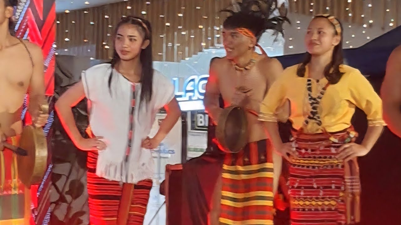 Культурный танец в исполнении танцевальной труппы BSU Kontad Highland во время фестиваля Ginoong ...